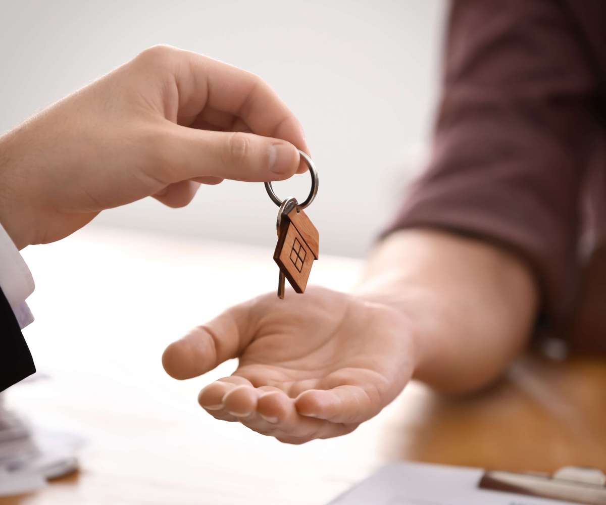 check list achat appartement - un agent immobilier remettant des clés à un acquéreur