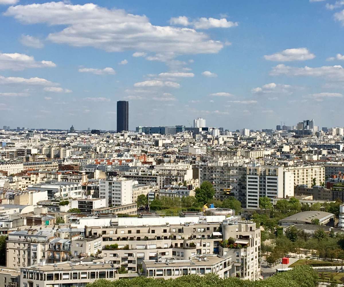 banlieue proche paris - prise de vue aérienne de la banlieue parisienne, de ses immeubles et de ses espaces verts