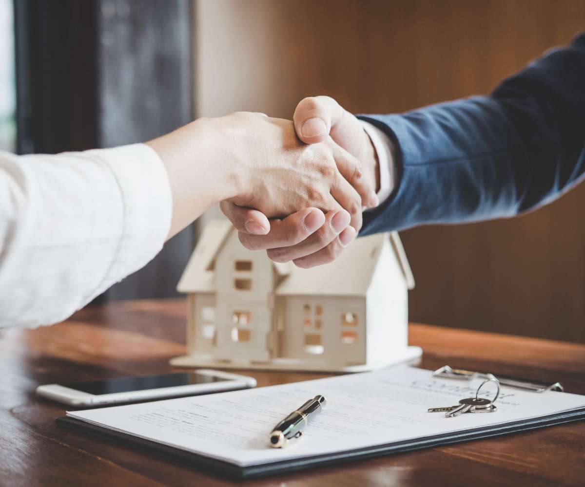 mandataire immobilier - un agent et un acquéreur se faisant une poignée de mains